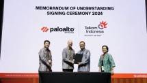 Direktur Strategic Portfolio Telkom Budi Setyawan Wijaya (kedua dari kanan), Direktur Enterprise & Business Service Telkom FM Venusiana R (paling kanan), President of Palo Alto Networks JAPAC Simon Green (kedua dari kiri), dan Country Manager Palo Alto Networks Indonesia Adi Rusli (paling kiri)