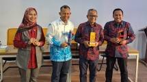Dari kiri apt Dra Tresnawati, apt Drs Agus Supriyanto, apt Noffendri Roestam, S.Si dan apt Ahmad Sofan