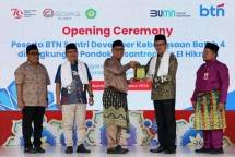 Bertempat di Pondok Pesantren Dar El Hikmah, Pekanbaru, Riau, Jumat (23/8), BTN menggelar Program Santri Developer Kebangsaan di Pekanbaru Riau. Program hasil kolaborasi BTN dan Nadhatul Ulama Circle ini sudah diselenggarakan empat kali sejak tahun 2020 dan menghasilkan ribuan alumnus. Tahun ini Program Santri Developer Kebangsaan dibuat berbeda dengan melibatkan peserta lintas agama. 
