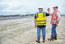 Uji coba landasan pacu (runway) Bandara Ibu Kota Nusantara (IKN) berhasil dilakukan pada Minggu (25/8). Prosesi uji coba lepas landas dan pendaratan yang dilakukan menggunakan pesawat kalibrasi jenis King Air tipe 200 PK CAO, berjalan mulus dan lancar.