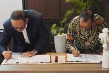 Budi Legowo selaku CEO BRI Insurance dan Arif Suhirman selaku Direktur Operasi Bank Jatim saat penandatanganan kerjasama