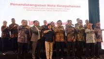 Direktur Bisnis Indonsia Financial Group (IFG) Pantro P. Silitonga (kedua kiri) bersama Direktur Sales Telkomsel Adiwinahyu Basuki Sigit (kedua kanan) disaksikan Asisten Deputi Bidang Jasa Asuransi dan Dana Pensiun Kementerian BUMN Hendrika Nora Osloi Sinaga, dan Direktur Pengembangan Bisnis Jasindo Diwe Novara, memperlihatkan naskah kerjasama, di Jakarta, Selasa (10/9/2024). Kerjasama antara IFG dan Telkomsel ini untuk mengekplorasi potensi peningkatan inklusi keuangan dan pemanfaatan teknologi digital