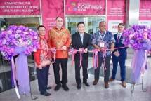 Ki-Ka: President Commissioner PT. Kelie Chemical World, Adiwan Djohanli, Ketua Asosiasi Perusahaan Pameran Indonesia (ASPERAPI), Hosea Andreas, Ketua Asosiasi Produsen Cat Indonesia (APCI), Kris Adidarma, Ketua Asosiasi Materials Protection & Performance (AMPP) di Indonesia dan Asosiasi Coating Indonesia (Ascoatindo), Yacobus Wirawan. Associate Vice President &ndash; The Coatings Group, dmg events, Paddy O&rsquo;Neill