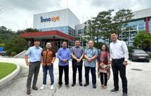 Staf medis dari ortopedi Indonesia dan perwakilan Innosys berfoto bersama di depan gedung Innosys. 