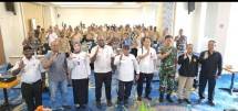 Kasdim 1710/Mimika Mayor Inf Abdul Munir memberikan pembekalan materi kewaspadaan dini dalam penyelenggaraan pertahanan negara dari perspektif wawasan kebangsaan dalam kerangka NKRI kepada peserta bimbingan teknis Forum Kewaspadaan Dini Masyarakat (FKDM) Distrik dan Kabupaten