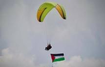 Terus Bersuara Untuk Palestina, DMC Dompet Dhuafa Lakukan Aksi Spektakuler Bentangkan Bendera Palestina Melalui Paralayang