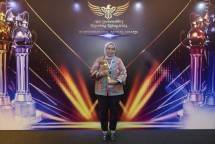 Direktur Operasi SIG Reni Wulandari (kanan) menerima trofi penghargaan Asia Sustainability Reporting Rating Award 2024 Peringkat Gold dari Chairman of Honorary Assembly ICSP, Eko Ganis Sukoharsono di Raffles Hotel Jakarta, pada Kamis (21/11/2024).