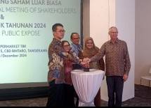 Presiden Direktur PT DFI Retail Nusantara, Hadrianus Wahyu Trikusumo (foto tengah) beserta Jajaran Direksi memperkenalkan nama dan logo baru perusahaan dari sebelumnya PT Hero Supermarket Tbk menjadi PT DFI Retail Nusantara Tbk (&rdquo;Perseroan&rdquo;/&rdquo;DFI Nusantara&rdquo;) 