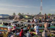 Pasar apung menggunakan Livin by Mandiri