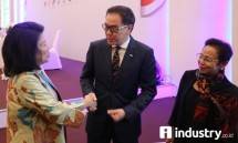 Dirut PT Astra International Tbk Prijono Sugiarto berbincang dengan Komisaris Independen PT Astra International Tbk periode 2015-2017 Maria Elka Pangestu disaksikan Komisaris Independen PT Astra International Tbk Sri Indrastuti Hadiputranto (Foto R