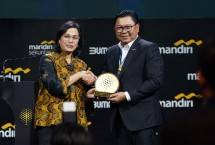 Darmawan Junaidi, Direktur Utama Bank Mandiri bersama Menteri Keuangan Sri Mulyani