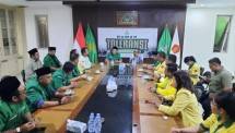 Rm Aloysius Budi Purnomo Pr (batik biru dan berkacamata) &ndash; Sekretaris Komisi Hubungan Antaragama dan Kepercayaan Konferensi Waligereja Indonesia (Komisi HAK KWI) dan didampingi Ketum Pemuda Katolik Asat Gusma berfoto bersama dengan Ketum GP Ansor, Addin Jauharudin *(seragam hijau)* dan pengurus lainnya, Jakarta, Rabu (12/02/2025).