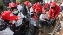Kolaborasi antara Sampoerna dengan Waste4Change dalam kegiatan daur ulang sampah