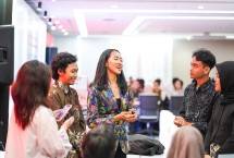Para peserta Telkom B2B Camp Summit Day tengah melakukan roleplay untuk pitching klien yang dipandu oleh Account Manager Telkom. 