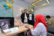 Direktur Sales & Distribution BSI Anton Sukarna (kiri) didampingi RCEO BSI Regional Jakarta 1 Gunawan Arif Hartoyo (kanan) menyapa nasabah yang sedang melakukan pelunasan haji, sekaligus meninjau langsung kesiapan pelunasan haji tahap l (14 Februari-14 Maret 2025) di Kantor Cabang BSI Bekasi Summarecon.