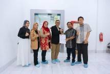 Executive Account Manager Divisi Wholesale Service Telkom Erna Wiyati (ketiga dari kiri), General Manager Witel Priangan Timur Nugroho Setio Budi (ketiga dari kanan), Direktur Utama PT Anugerah Cimanuk Raya Wamin (kedua dari kanan), dan Direktur PT Anugerah Cimanuk Raya Sam&rsquo;ani dalam acara penandatanganan kesepakatan 2 Full Rack di Kantor Telkom Witel Priangan Timur