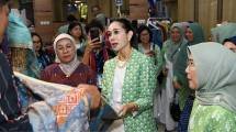 Penasihat DWP Kementerian Perindustrian Loemongga Agus Gumiwang saat membuka Bazar Ramadan 1446 H