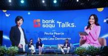 Chief Digital Business Officer PT Bank Jasa Jakarta, Angela Lew Dermawan (kiri) bersama Brand Ambassador Bank Saqu, Pevita Pearce (tengah) sedang menjelaskan fitur terbaru Bank Saqu yakni "Undang Teman" dalam acara konferensi pers pada Rabu (12/3) di Jakarta.