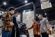 Kika: Puttipong Areerob-Corporate Finance PT Catur Sentosa Adiprana Tbk, Indra Gunawan, Direktur Mitra10, Budyanto Totong, Dirut PT Catur Sentosa Adiprana Tbk, Andy Totong, Dirut Mitra10
