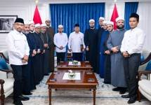 Presiden Prabowo Subianto menerima kunjungan Ustaz Adi Hidayat bersama sejumlah perwakilan dari Universitas Al Azhar Kairo di Ruang Majelis, lingkungan Istana Kepresidenan Jakarta, pada Jumat, 21 Maret 2025. (Foto: BPMI Setpres)