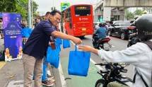PERURI bagikan takjil gratis.