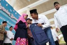 General Manager of CSR SIG, Edy Saraya memberikan santunan dan paket perlengkapan sekolah kepada anak yatim di Masjid Manbaul Falah, Kecamatan Kebomas, Kabupaten Gresik, pada Senin (17/3/2025).