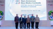 Under Secretary of State Kementerian Kesehatan Kamboja, HE Dr. Peas Muslim dan Duta Besar Indonesia untuk Kamboja, Dr. Santo Darmosumarto (ketiga dan kelima dari kiri), bersama jajaran direksi Dexa Group dan Dynamic Group Kamboja