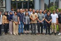 Subani Direktur Utama PT Central Finansial X (CFX) - Batik tengah, Putra Karunia Direktur Utama PT Kustodian Koin Indonesia (ICC), Jessy Direktur Utama PT Kliring Komoditi Indonesia (KKI) bersama rekan-rekan media usai acara Halal Bihalal bersama CFX, ICC dan KKI di Jakarta