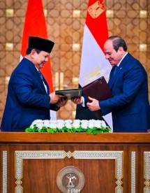 Presiden Republik Indonesia Prabowo Subianto dan Presiden Republik Arab Mesir Abdel Fattah El-Sisi melakukan penandatanganan Pernyataan Bersama tentang Kemitraan Strategis antara Pemerintah Republik Indonesia dan Pemerintah Republik Arab Mesir, usai pertemuan di Istana Al Ittihadiya, Kairo, pada Sabtu, 12 April 2025. (Foto: BPMI Setpres)
