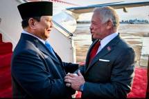 Presiden Prabowo Subianto tiba di Bandar Udara Militer Marka, Amman, Yordania disambut langsung oleh Raja Abdullah II, pada Minggu, 13 April 2025 (Foto: BPMI Setpres)