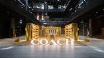 Coach Tabby Shop Kembali Hadir di Jakarta: Instalasi Imersif yang Rayakan Gaya dan Ekspresi Diri