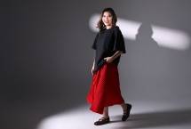 Model memperagakan busana Manzone X