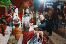 Pengunjung Rumah BUMN SIG di Rembang memilih paket hampers produk UMKM di Galeri RB Rembang.