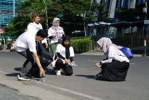 Kegiatan mengumpulkan dan memilah sampah plastik pada acara GoZero% Active Challenge & Clean-Up Walk yang menjadi bagian dari rangkaian kegiatan GoZero% Goes to Medan