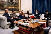 Presiden Republik Indonesia Prabowo Subianto menerima kunjungan Utusan Khusus Perdana Menteri Jepang, yang juga mantan Perdana Menteri Jepang, Fumio Kishida, beserta delegasi di kediamannya di Kertanegara, Jakarta, pada Minggu malam, 4 Mei 2025. (Foto: BPMI Setpres) 