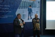 Dr. Ir. Nanang Hariyanto, Ketua Laboratorium Sistem Tenaga dan Dinamika Jaringan, Sekolah Teknik EIektro dan Informatika (STEI), ITB (kiri) dan Febron Siregar, Sales Director Business Development, W&auml;rtsil&auml; Indonesia (kanan) menekankan pentingnya kolaborasi dunia akademik dan industri, serta keterlibatan aktif mahasiswa dalam menciptakan masa depan energi yang lebih bersih dan berkelanjutan, dalam workshop Stabilitas Sistem Kelistrikan Indonesia di Sekolah Teknik Elektro dan Informatika, Institut Teknologi B