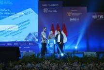 (Dari kiri ke kanan) Indonesia Country Lead for Inclusive Financial Systems, Gates Foundation, Brooke Patterson; Deputi Bidang Koordinasi Perniagaan dan Ekonomi Digital, Ali Murtopo Simbolon; dan Indonesia Country Director, Tony Blair Institute for Global Change, Shuhaela Haqim, melakukan pemindaian barcode sebagai tanda pembukaan resmi IFIS 2025 dan peluncuran dokumen "Kajian Pemetaan Inklusi Keuangan: Percepatan Akses Layanan Keuangan 