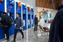 Nasabah saat berada di mesin ATM BRI