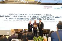Irmawati Direktur Utama Pefindo berfoto bersama Suahasil Nazara - Wakil Menteri Keuangan Republik Indonesia dan Ritesh MaheshwariManaging Director, Head of Southeast Asia and Asia-Pacific Head of Market OutreachS&P Global Ratings (Sebelah kanan)