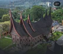 (Caption foto) Rumah Gadang adalah nama untuk rumah adat Minangkabau yang merupakan rumah tradisional dan banyak dijumpai di Sumatera Barat, Indonesia. Rumah ini juga disebut dengan nama lain Rumah Bagonjong atau ada juga yang menyebut dengan nama Rumah Baanjuang oleh masyarakat setempat.
