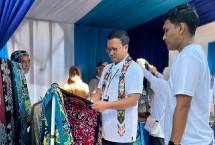 VP Sustainability Telkom Gunawan Wasisto Ciptaning Andri saat mengunjungi booth UMKM lokal unggulan binaan Rumah BUMN Telkom saat roadshow GoZero% Goes to Borneo