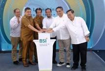 Peresmian Desa Perikanan dilakukan oleh Direktur Sales & Distribution BSI Anton Sukarna (Dua dari kanan) didampingi dan Direktur Eksekutif BSI Maslahat Sukoriyanto Saputro (kiri), Gubernur Sulawesi Selatan Andi Sudirman Sulaiman (tengah), Walikota Makassar Munafri Arifuddin (kedua dari kiri) dan Wakil Bupati Kabupaten Pangkep Abdul Rahman Assagaf (ketiga dari kiri), Pimpinan Bidang Pengumpulan BAZNAS RI Rizaludin Kurniawan (paling kanan).