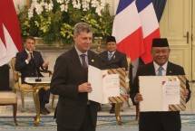 (kiri) Antoine de Saint-Affrique, CEO Danone dan (kanan) Prof. Dr. Ir. Dadan Hindayana, Kepala Badan Gizi Nasional (BGN) menandatangani Nota Kesepahaman (MoU) kemitraan strategis Danone melalui PT Sarihusada Generasi Mahardika dengan Pemerintah Indonesia melalui BGN dengan disaksikan oleh (belakang kiri) Emmanuel Macron, Presiden Prancis dan (belakang kanan) Prabowo Subianto, Presiden Indonesia di Istana Negara