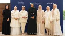 Retno Marsudi berfoto bersama dengan para pembicara Dr. Sohaira Siddiqui dan jajaran Paragon Wardah.