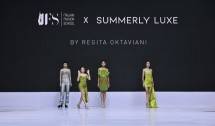 Karya dari Desainer Regita Oktaviani yang mengangkat tema soal keindahan Raja Ampat yang dipamerkan di Indonesia Fashion Week (IFW) 2025 di Jakarta Convention Center (JCC).
