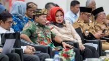 Gubernur Kalimantan Utara (Kaltara), Zainal A. Paliwang (Kiri)