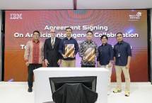 PGS EVP Digital Business & Technology Telkom Ari Kurniawan dan Presiden Direktur IBM Indonesia Roy Kosasih saat menandatangani Perjanjian Kerja Sama antara Telkom dan IBM dalam rangka penyediaan solusi Sovereign AI (atau Artificial Intelligence yang berdaulat) di gedung Telkom Landmark Tower, Jakarta, pada Rabu (21/5).