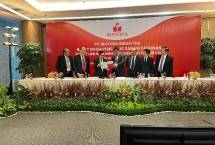 (Kiri &ndash; Kanan) Anton Hartono (Komisaris), Gunawan Atmadja (Komisaris), Hermawan Lesmana (Komisaris), Wardhana Atmadja (Direktur), Hendrik Polisar (Direktur), Ricky Afrianto Gunadi (Direktur), Muliono Nurlimo (Direktur) berfoto bersama usai Rapat Umum Pemegang Saham Tahunan (RUPST) 2025 PT Mayora Indah Tbk. (MYOR). 