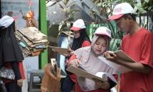 Pengurus bank sampah melakukan penimbangan dan pencatatan saldo nasabah