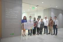 Simbolis penyerahan perdana produk radiofarmaka pertama buatan dalam negeri, FloDeg di RS Tzu Chi PIK Jakarta oleh Direktur Pengembangan Usaha Bio Farma, Yuliana Indriati (kiri) kepada Direktur Medis RS Tzu Chi, dr. Suriyanto (Ke-2 dari kiri) (12/06)